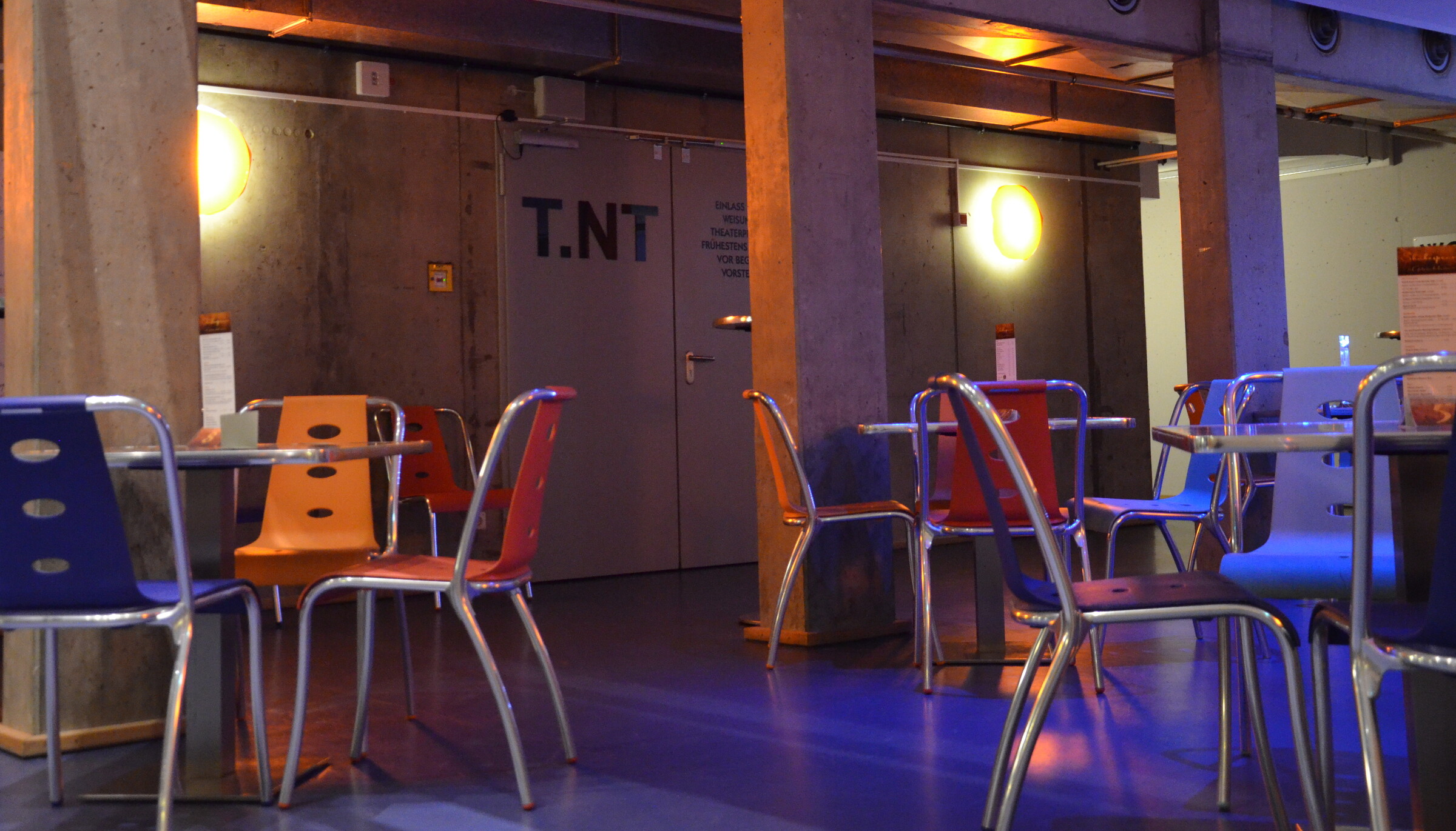 Foyer des T.NT im Theater Lüneburg mit bunten Stühlen und Tischen