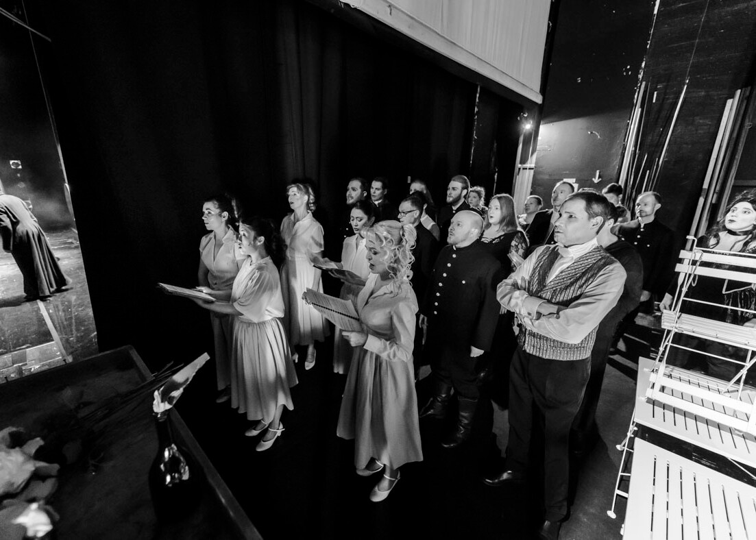 Ensemble hinter den Kulissen bei der Aufführung "Side by Side: Peer Gynt" im Theater Lüneburg