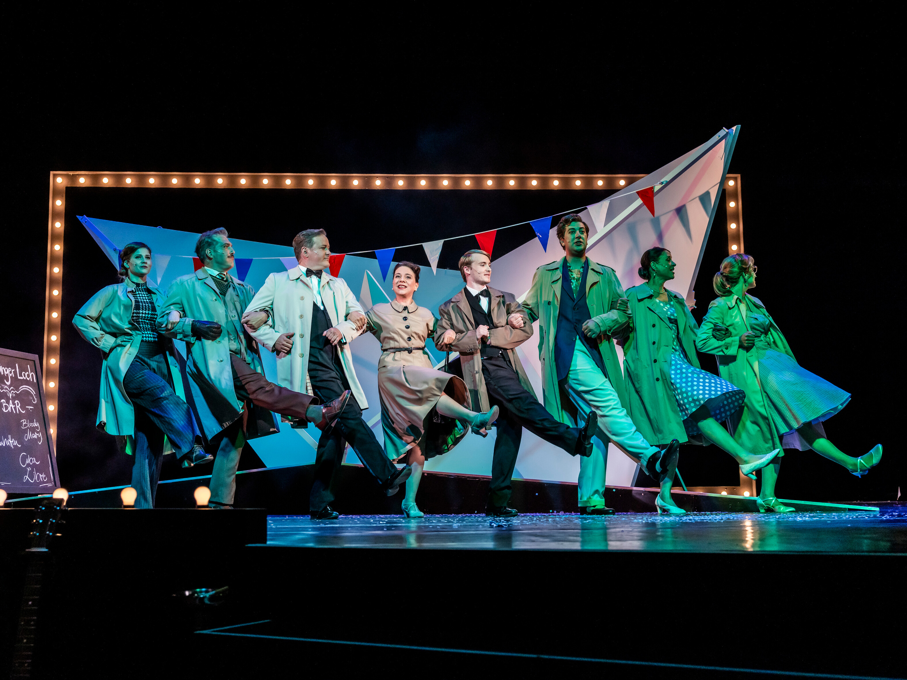 Szene aus "Petticoat und Minirock" im Theater Lüneburg, drei Frauen in 60er Jahre Kostümen, Foto: Jochen Quast.